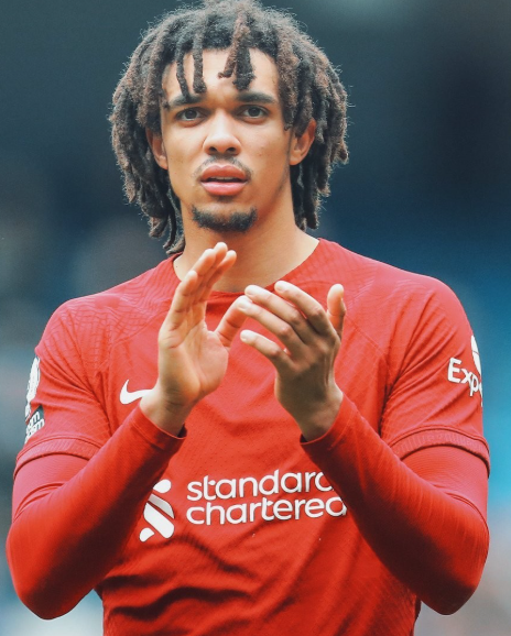 阿诺德重返安菲尔德：嘘声风暴下的复杂情感