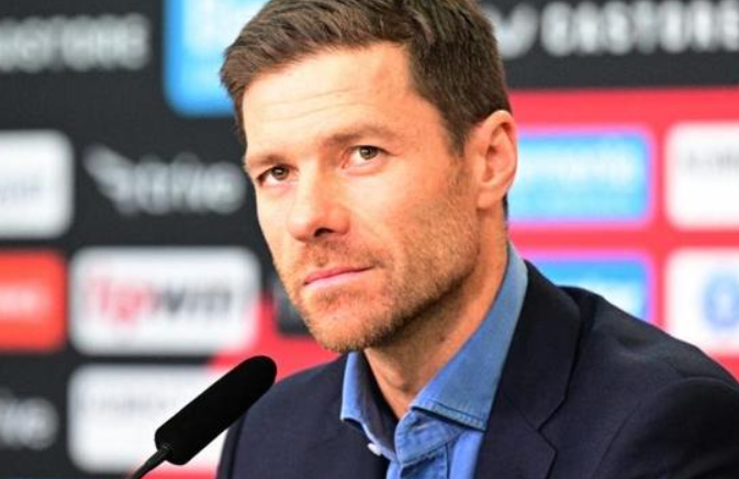 皇马更衣室风云：阿隆索管理困境与教练危机探析