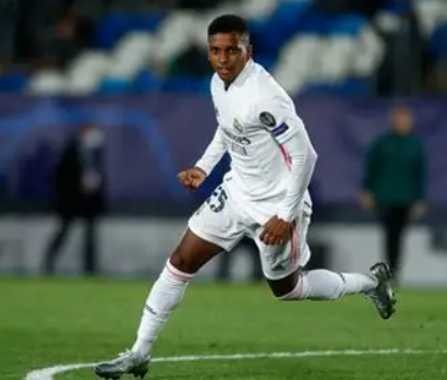 西甲皇马三连平让榜首，阿隆索质疑关键判罚未VAR回看