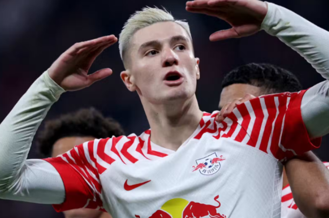 曼联训练动态:马奎尔等三人缺席,弗莱彻加入一线队合练