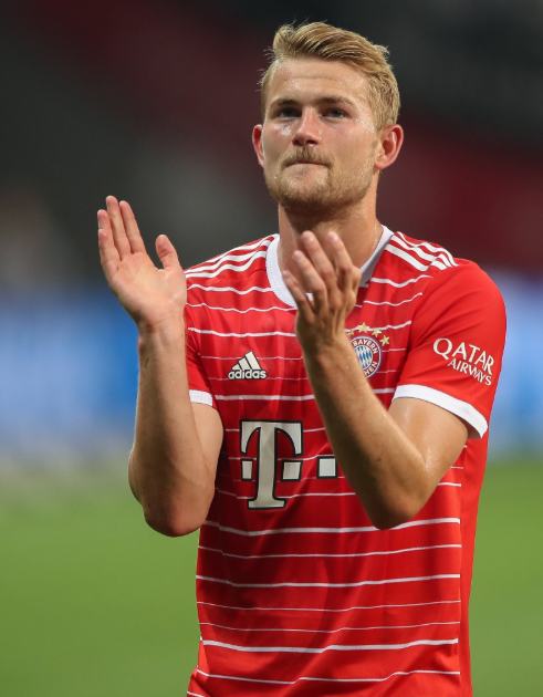 曼联赛前伤病动态：德里赫特、舍什科、马奎尔情况受关注