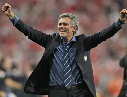 穆里尼奥访谈:忆挚友<a href='/news/tag/465/p/1.html' style='color: blue;'>马拉多纳</a>,谈音乐界趣交